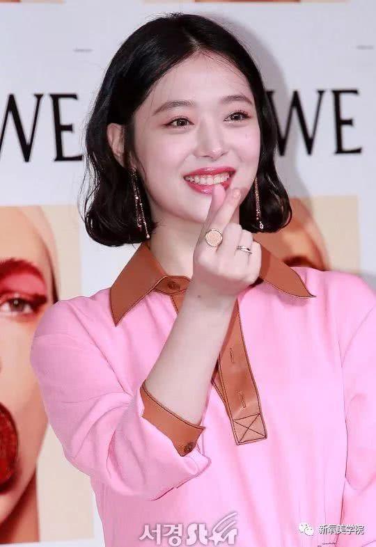 明星笑露牙龈好看的,明星笑颜更添魅力