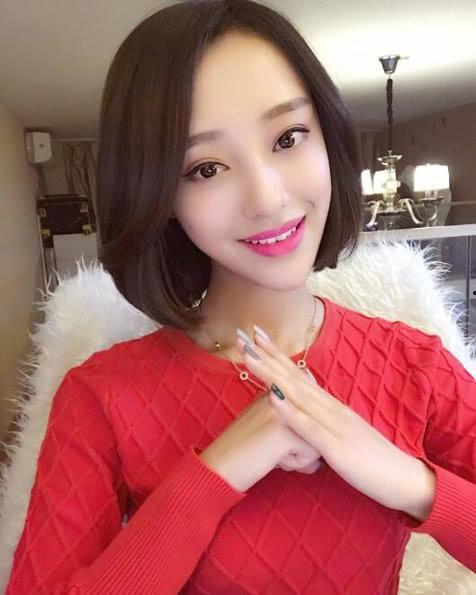 网红美女吃芝士片,网红美女大快朵颐，美味瞬间引网友热议